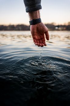 sweaty palms 230x345 max-andrey-AmE0Rh8TMBs-unsplash