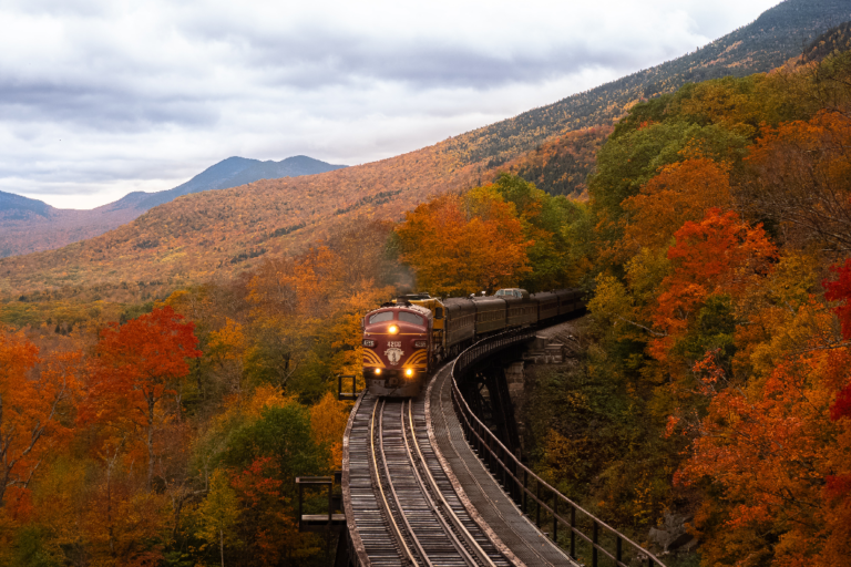 balazs-busznyak-El5zuQAtfeo-unsplash train21096x730